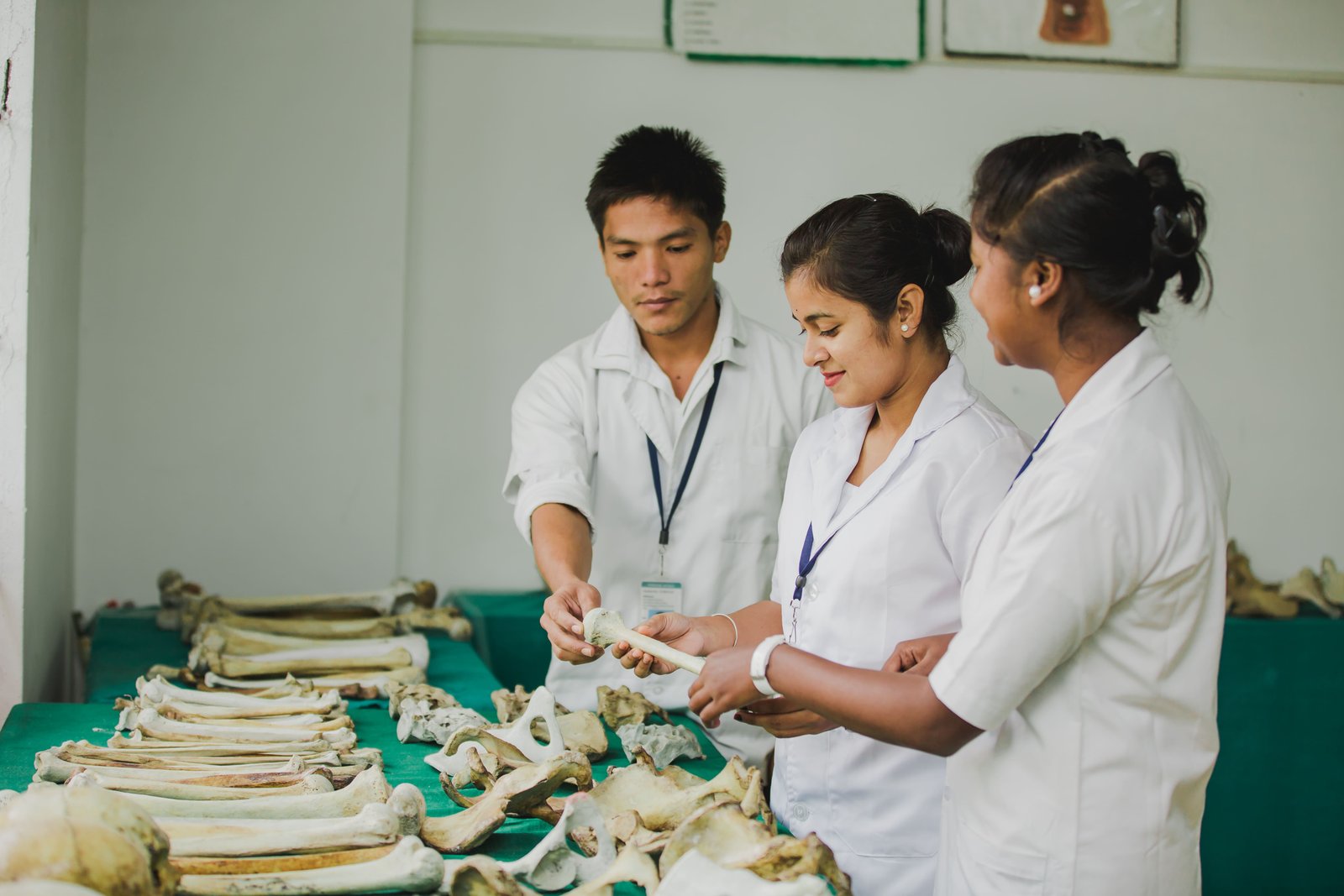 Healthcare student discussing a physiotherapy clinical case